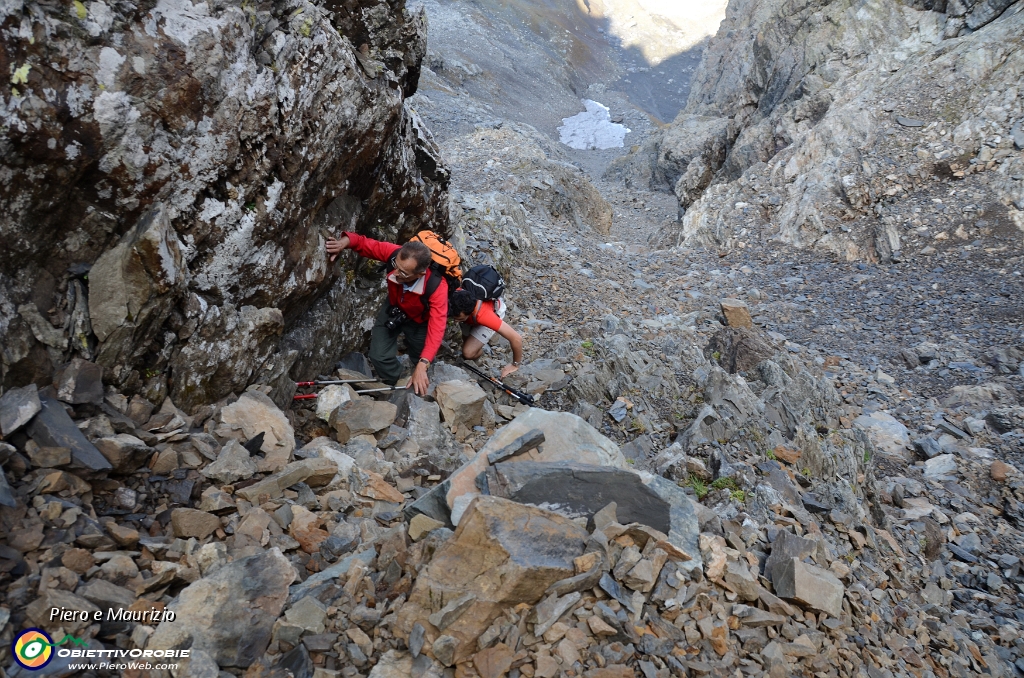 23  Piero affronta la strettoia del canalone.JPG